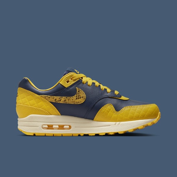 27cm 新品 NIKE AIR MAX 1 ネイビー イエロー 蛇 スネーク Snake and Crocodile Overlays on the Nike Air Max 1 CO.JP 